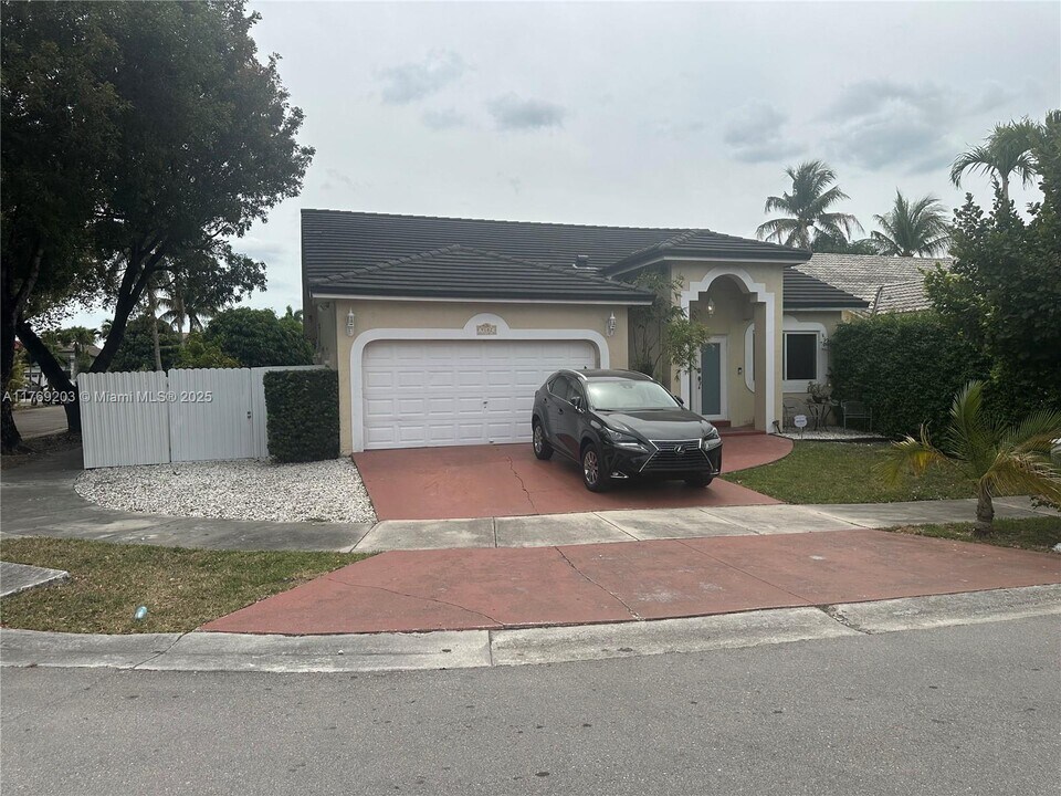 9102 NW 148th St in Miami Lakes, FL - Building Photo