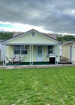 810 S 1st St in Guttenberg, IA - Building Photo