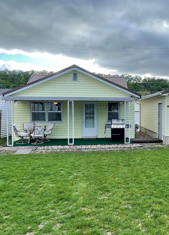 property at 810 S 1st St