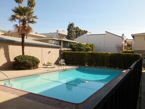 11933 W Magnolia Blvd, Unit 4 in Los Angeles, CA - Building Photo - Building Photo