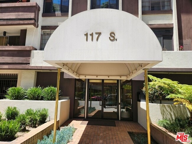 property at 117 S Doheny Dr