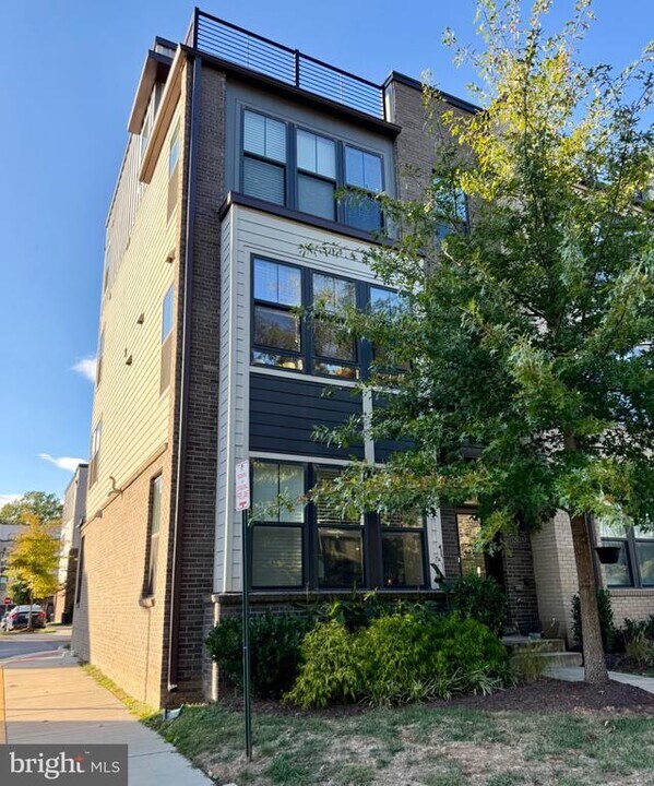 12028 N Shore Dr in Reston, VA - Building Photo