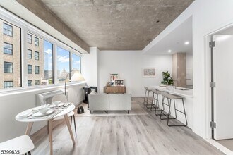 10 Commerce Ct in Newark, NJ - Foto de edificio - Building Photo