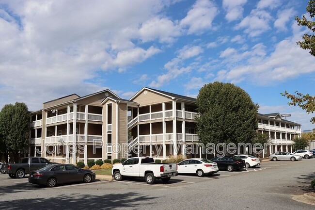 301 Country Club Dr NE in Concord, NC - Foto de edificio - Building Photo