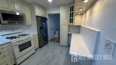 405 N Oaks Blvd in North Brunswick, NJ - Building Photo - Building Photo