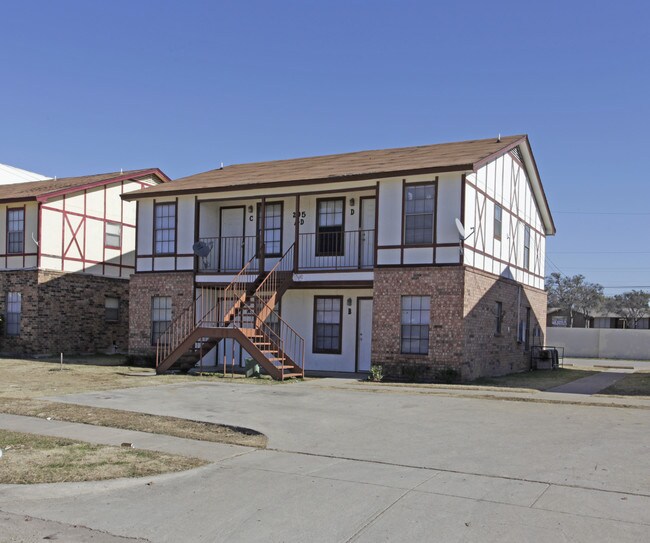 205 Roberts Cir in Arlington, TX - Foto de edificio - Building Photo