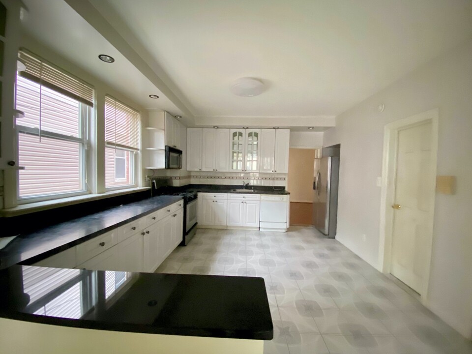 6149 56th Rd-Unit -1 in Queens, NY - Building Photo