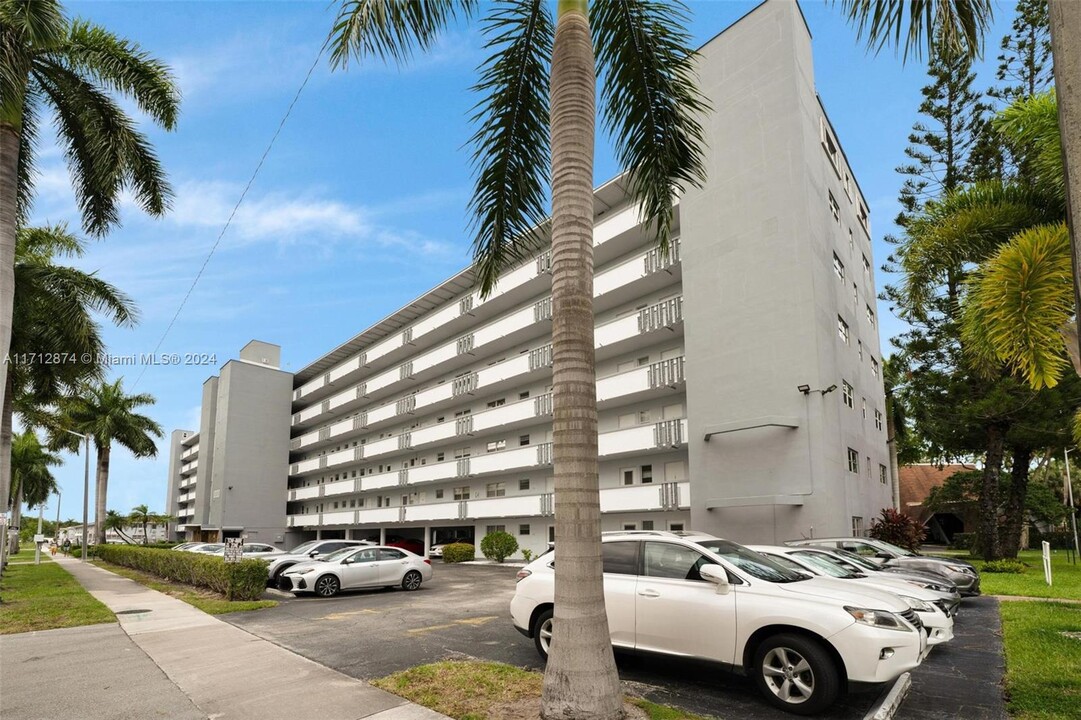 1000 NE 14th Ave in Hallandale Beach, FL - Building Photo