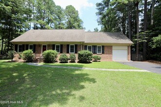 202 Haldane Dr in Southern Pines, NC - Building Photo - Building Photo
