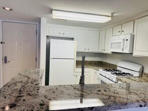 11710 Old Georgetown Rd, Unit 405 in North Bethesda, MD - Foto de edificio - Building Photo