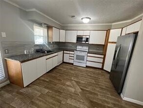 16064 Holly St in Porter, TX - Foto de edificio - Building Photo