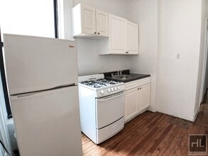 E 88 St, Unit 2D in New York, NY - Building Photo - Building Photo