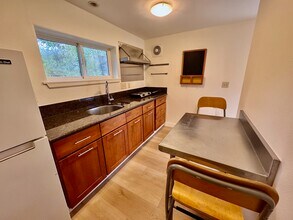 4132 SE Boise St, Unit Studio in Portland, OR - Building Photo - Building Photo