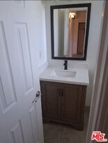 13757 Vanowen St in Los Angeles, CA - Building Photo