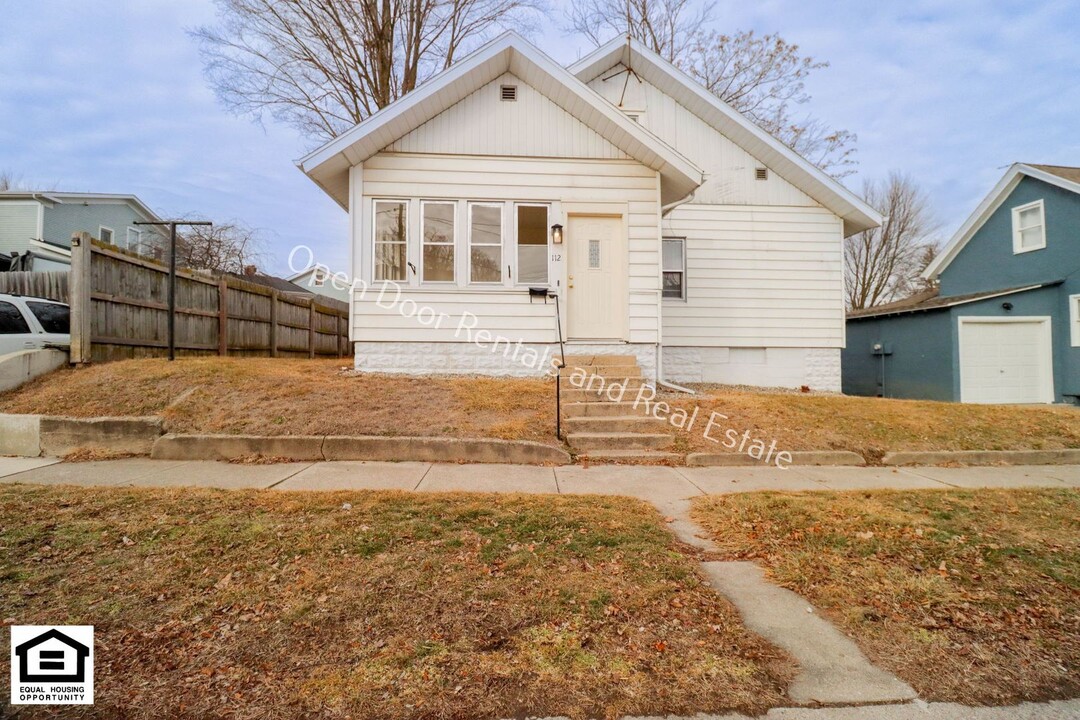 112 E 1st St in Auburn, IN - Building Photo