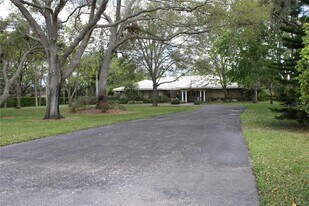 12925 110th Ave N in Largo, FL - Building Photo