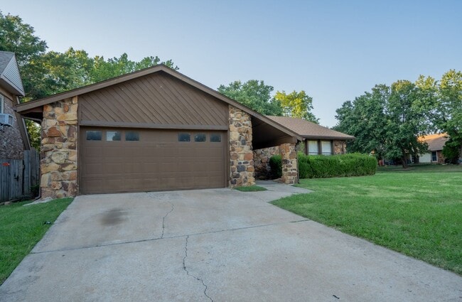 1100 W Queens St in Broken Arrow, OK - Building Photo - Building Photo