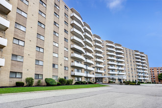 Southgate Towers Apartments in Bedford, OH - Foto de edificio - Building Photo