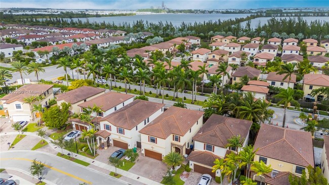 10061 NW 87th Terrace in Doral, FL - Foto de edificio - Building Photo