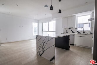 11810 Gilmore St in Los Angeles, CA - Building Photo - Building Photo