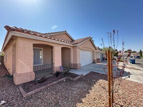 5520 Oakwood Ridge St in Las Vegas, NV - Foto de edificio - Building Photo