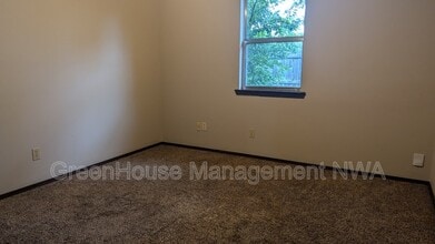 421 SE A St in Bentonville, AR - Foto de edificio - Building Photo