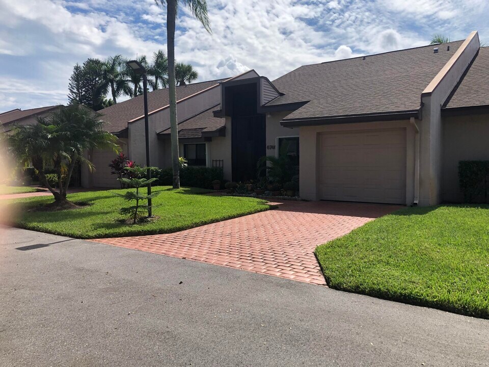 6746 Versailles Ct in Greenacres, FL - Foto de edificio