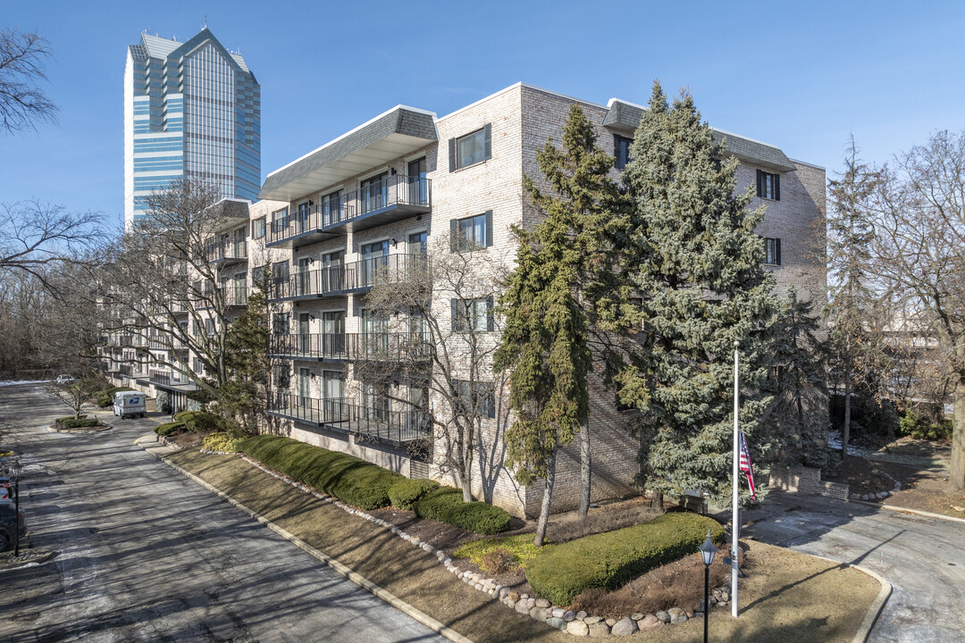 Oakbrook Terrace East in Oakbrook Terrace, IL - Building Photo