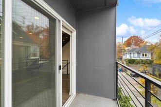 1017 W Crockett St in Seattle, WA - Building Photo - Building Photo