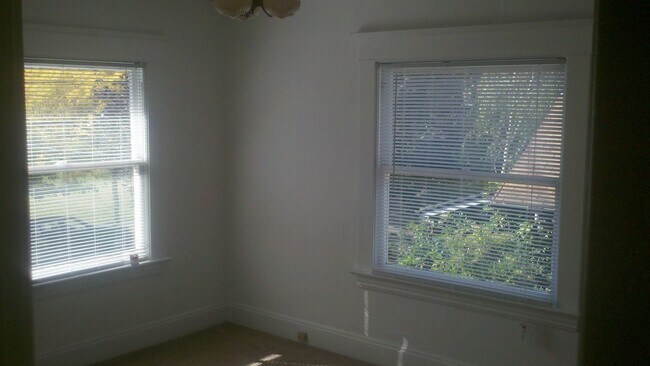 2825-2827 NE Weidler St in Portland, OR - Building Photo - Building Photo