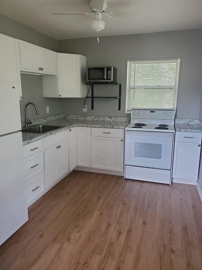 2544 16th Ave S, Unit 1/2 upstairs