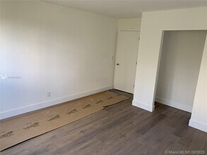 143 SW 9th St-Unit -Type 1 in Miami, FL - Building Photo - Building Photo