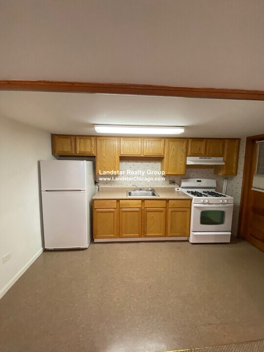 7247 W Touhy Ave in Chicago, IL - Foto de edificio