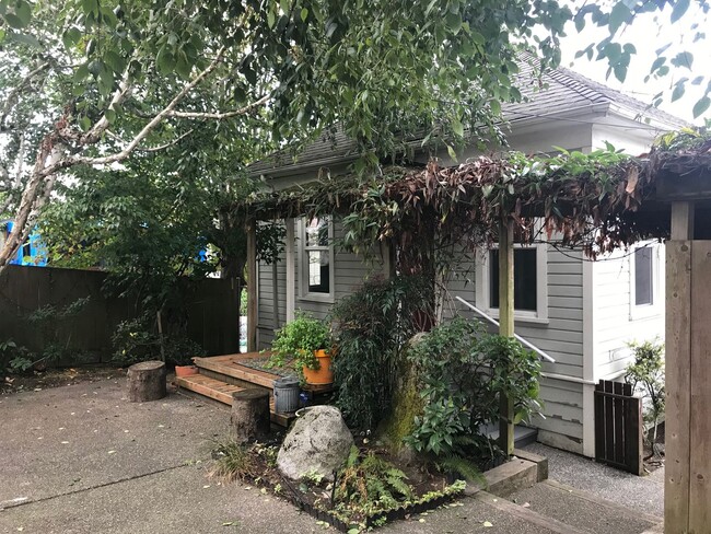 2113 13th Ave S-Unit -Cottage in Seattle, WA - Foto de edificio - Building Photo