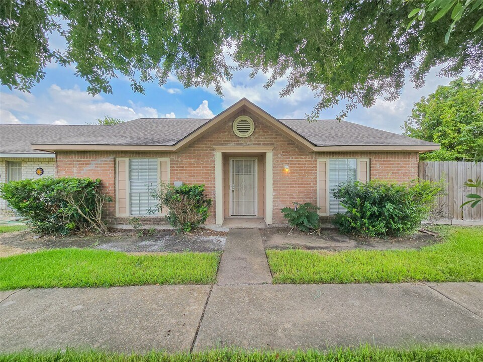 12811 High Star Dr in Houston, TX - Building Photo