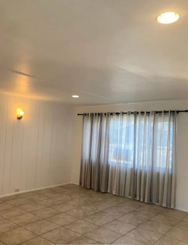 17263 Owen St in Fontana, CA - Foto de edificio - Building Photo