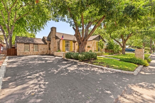 968 Mulberry Ave in New Braunfels, TX - Building Photo - Building Photo
