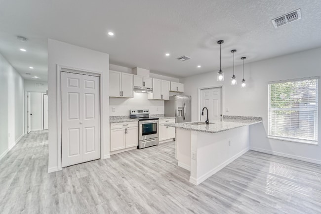 739 Pineville Ln in Lakeland, FL - Foto de edificio - Building Photo