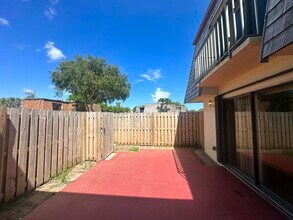 59 Lake Arbor Dr in Palm Springs, FL - Building Photo - Building Photo