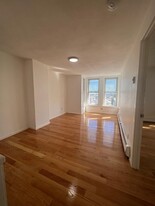 230 Lexington St, Unit #3 Apartamentos