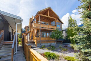 318 Squirrel St in Banff, AB - Building Photo