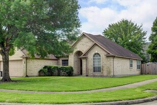 10302 Otter Cir in Baytown, TX - Building Photo