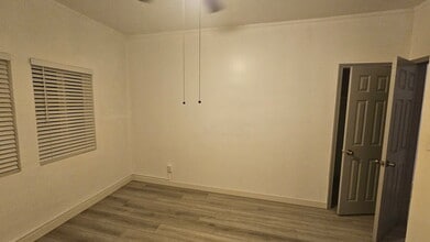 1219 1/2 W 62nd St, Unit 1219 1/2 upper in Los Angeles, CA - Foto de edificio - Building Photo