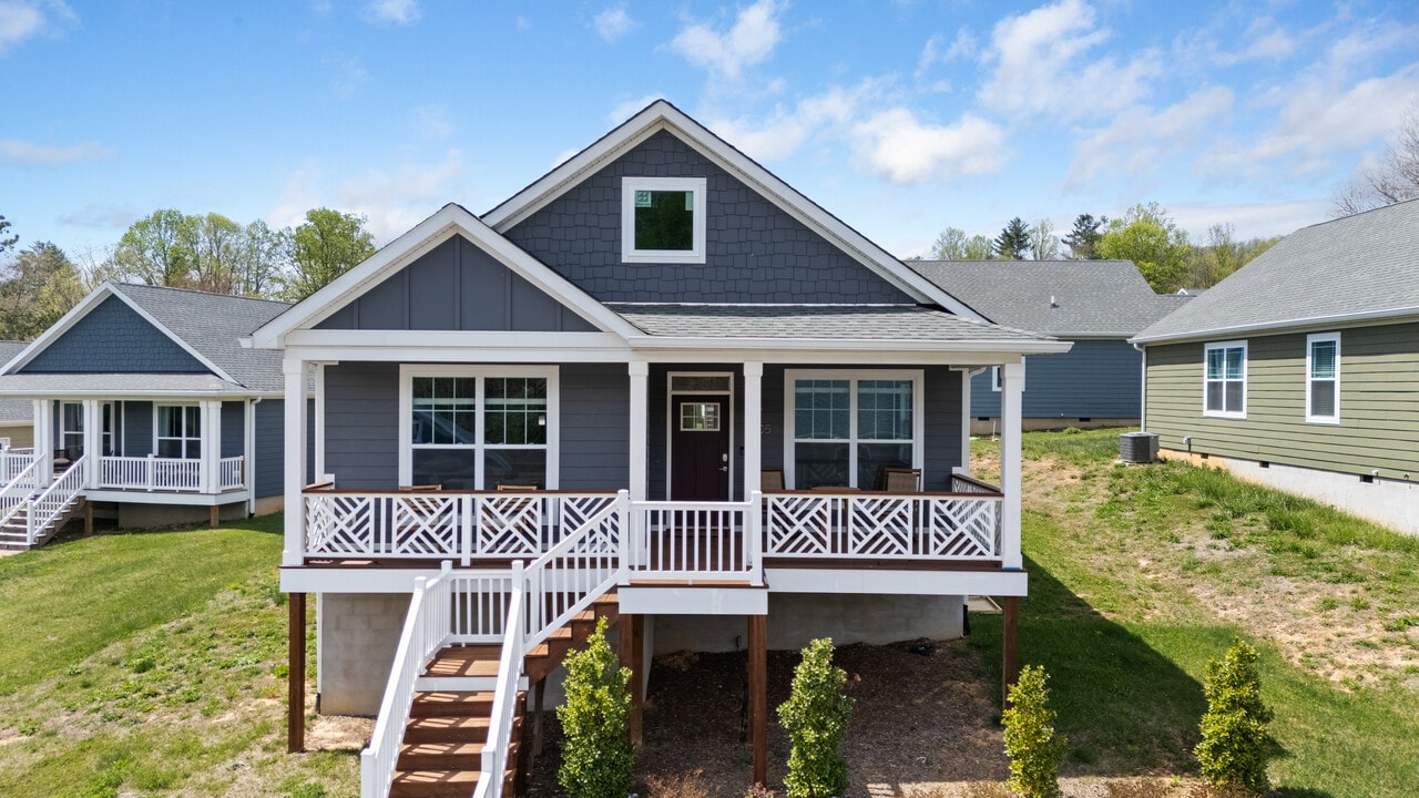 1205 Seven Sisters Ln in Black Mountain, NC - Building Photo