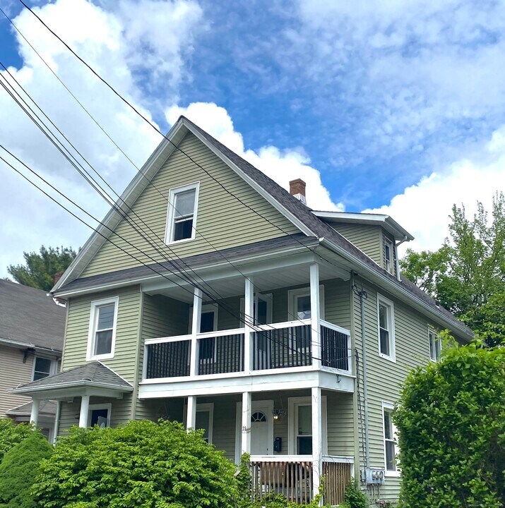 77 Lewis St in Torrington, CT - Building Photo