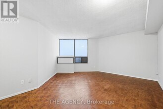 2350 Dundas St W in Toronto, ON - Building Photo - Building Photo