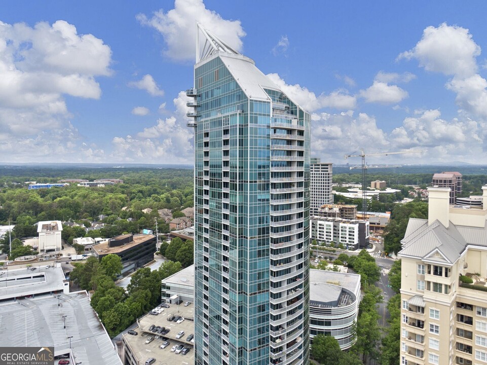 3338 Peachtree Rd in Atlanta, GA - Building Photo