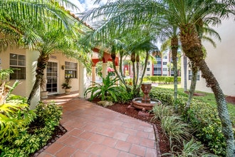 Lago Club Apartments in Miami, FL - Building Photo - Building Photo