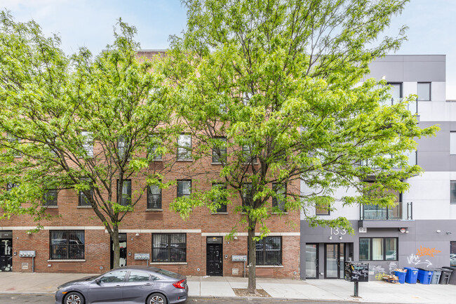 131 Stanhope St in Brooklyn, NY - Foto de edificio - Building Photo