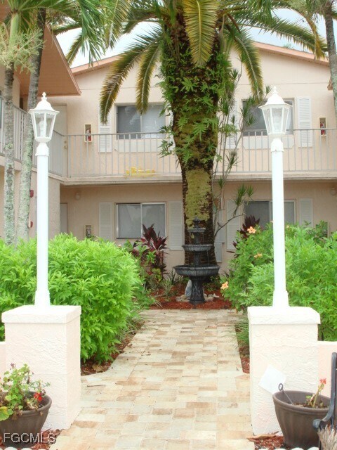 8140 Country Rd in Ft. Myers, FL - Building Photo